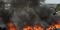 Pneus queimados durante protesto de caminhoneiros  Foto: Reuters / BBC News Brasil