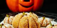 Guia da Cozinha - Em clima de Halloween, teste um lindo brigadeiro de abóbora com coco!  Foto: Guia da Cozinha