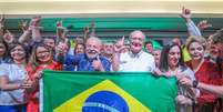 Lula e aliados depois da vitória  Foto: Ricardo Stuckart/Divulgação
