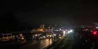 Manifestantes bloqueiam trechos da Rodovia Anhanguera e geram transtornos aos passageiros dentro de ônibus parados. Foto: Twitter/@KevinRiicardo  Foto: Twitter/@KevinRiicardo / Estadão