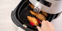 A airfryer serve para o preparo de diversos alimentos na cozinha – Foto: Shutterstock  Foto: Guia da Cozinha