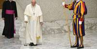 Papa voltou a andar com ajuda de bengala  Foto: ANSA / Ansa - Brasil
