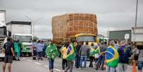 Um grupo de caminhoneiros bolsonaristas bloquearam, na manhã desta terça-feira (1°), ao menos seis pontos da Dutra no Vale do Paraíba  Foto: LUIS LIMA JR/FOTOARENA/ESTADÃO CONTEÚDO