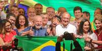 Lula na Avenida Paulista, ao lado de Geraldo Alckmin, da mulher, Janja, e da ex-presidente Dilma Rousseff  Foto: Daniel Teixeira/Estadão – 30/10/22 / Estadão