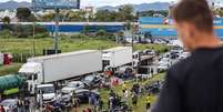 Apoiadores do presidente Jair Bolsonaro, principalmente caminhoneiros, bloqueiam a rodovia BR-101 em Palhoça, na região metropolitana de Florianópolis, Santa Catarina, Brasil, em 31 de outubro de 202  Foto: ANDERSON COELHO/GettyImages / BBC News Brasil