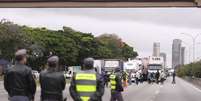 Bolsonaristas durante bloqueios de rodovias em São Paulo  Foto: WERTHER SANTANA/ESTADÃO - 02/11/2022 / Estadão