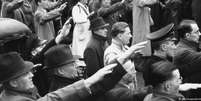 Apoiadores fazem saudação nazista durante discurso de Hitler em Berlim em 1939  Foto: DW / Deutsche Welle