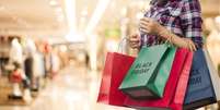 As mulheres são maioria entre os consumidores na Black Friday, diz estudo – Foto: Shutterstock  Foto: Finanças e Empreendedorismo