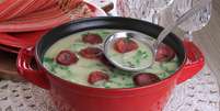Guia da Cozinha - Caldo verde de chuchu: prove esta receita quentinha e completa!  Foto: Guia da Cozinha