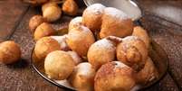 Guia da Cozinha - Bolinho de chuva tradicional que fica pronto em poucos minutos  Foto: Guia da Cozinha