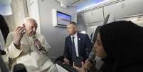 Papa Francisco conversa com jornalistas em voo de volta do Bahrein  Foto: ANSA / Ansa - Brasil