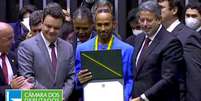 Lewis Hamilton recebe o título de Cidadão Honorário do Brasil   Foto: Reprodução/TV / Grande Prêmio