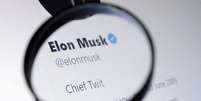 Ilustração fotográfica com a conta de Elon Musk no Twitter vista através de uma lupa
28/10/2022
REUTERS/Dado Ruvic  Foto: Reuters