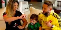 Everton Ribeiro celebrou ao lado da família (Foto: Reprodução / FlaTV)  Foto: Lance!