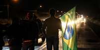 Apoiadores de Jair Bolsonaro, inconformados com o resultado do pleito eleitoral que elegeu Luiz Inácio Lula da Silva como novo presidente do Brasil, bloquearam rodovias pelo País  Foto: Estadão Conteúdo/Dirceu Portugal