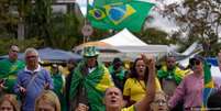 Além de bloquear rodovias, apoiadores de Bolsonaro também foram para frente de quartéis pedir "intervenção federal"  Foto: DW / Deutsche Welle