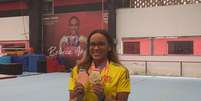 Rebeca Andrade posa com as duas medalhas conquistadas no Mundial (Foto: Danilo Jordão/LANCE!)  Foto: Lance!