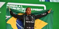 Sir Lewis Hamilton e a bandeira do Brasil: signficado vai além de uma vitória esportiva  Foto: F1 / Twitter