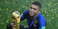 Mbappé conquistou a Copa do Mundo de 2018 com apenas 19 anos de idade (Foto: KIRILL KUDRYAVTSEV / AFP)  Foto: Lance!