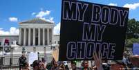 "Meu corpo, minha escolha" diz cartaz de manifestante favorável ao aborto em frente à Suprema Corte dos EUA Foto: DW / Deutsche Welle