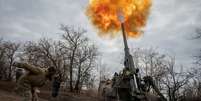 Soldados ucranianos disparam canh&atilde;o nos arredores de Kherson  Foto: Reuters / BBC News Brasil