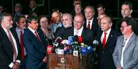 Imagem mostra o vice-presidente eleito, Geraldo Alckmin, com parte da equipe de transição em entrevista coletiva. Não tem negros na fotografia.  Foto: Imagem: Lula Marques/Partido dos Trabalhadores / Alma Preta