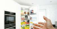 Uma geladeira espaçosa pode mudar bastante a dinâmica e conforto da cozinha  Foto: Mohamed Hassan  / Pixabay