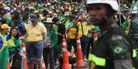 Apoiadores de Bolsonaro protestam contra o resultado das eleições presidenciais em frente ao Quartel General do Exército em Brasília.   Foto: Wilton Junior/Estadão
