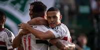 Jogadores do São Paulo celebram gol contra o Goiás  Foto: Isabela Azine / Gazeta Press