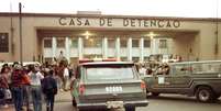 Carros da Rota (Rondas Ostensivas Tobias Aguiar) entram na Casa de Detenção do Carandiru (02/10/1992)  Foto: Mônica Zarattini/Estadão / Estadão