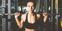 Mais peso ou mais repeti&ccedil;&otilde;es? Saiba qual o melhor na academia  Foto: Shutterstock / Sa&uacute;de em Dia