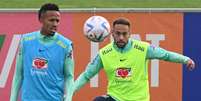 Éder Militão e Neymar juntos em treinamento (Foto: VINCENZO PINTO / AFP)  Foto: Lance!