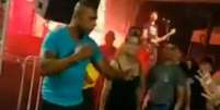 Homem foi flagrado socando jovem em show em Pederneiras (SP)  Foto: Reprodução/Facebook