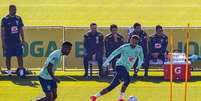 Neymar e Alex Sandro em treino da Seleção Brasileira (Isabella BONOTTO / AFP)  Foto: Lance!