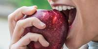 Quais os benefícios de comer maçã em jejum? Entenda  Foto: Shutterstock / Saúde em Dia