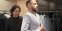 Neymar e Ricardo Almeida na prova do terno   Foto: Divulgação / Elas no Tapete Vermelho