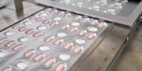 Paxlovid, pílula anticovid da Pfizer, sendo manufaturada em Ascoli, na Itália.  Foto: Divulgação/Pfizer / Estadão