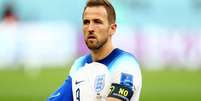 Harry Kane entra em campo com braçadeira de capitão com inscrição contra a discriminação  Foto: Hannah Mckay / Reuters