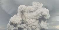 Erupção que ocorreu no vulcão submarino Hunga Tonga-Hunga Ha'apai, em Tonga, no dia 14 de janeiro de 2022 nesta reprodução de um vídeo que circula nas redes sociais  Foto: Serviço Geológico de Tonga/Reuters / BBC News Brasil