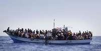Barco de migrantes à deriva no Mediterrâneo, em foto de arquivo  Foto: ANSA / Ansa - Brasil