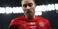 Camisa da Dinamarca 'tapou' escudo da Federação (Adrian Dennis / AFP)  Foto: Lance!
