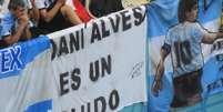 Em uma faixa branca, torcedores argentinos escreveram "Dani Alves es un boludo" e penduraram no estádio  Foto: Twitter 