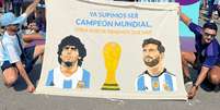Maradona e Messi homenageados pela torcida argentina   Foto: Aline Küller/Terra