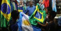 Loja vende bandeiras de Argentina e Brasil na cidade indiana de Calcut&aacute;  Foto: Getty Images / BBC News Brasil