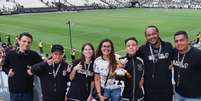 Juliana (terceira da esquerda para a direita) e a turma do Autistas Alvinegros na Arena  Foto: Gazeta Esportiva