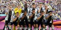 Jogadores da Alemanha cobrem a boca em foto de grupo em protesto à Fifa  Foto: Annegret Hilse/Reuters