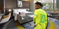 Neymar e demais jogadores usufruem de uma suíte confortável e várias atividades para relaxar  Foto: Fotomontagem: Blog Sala de TV