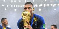 A França, do jogador Kylian Mbappé, é a atual campeã mundial, mas uma vitória consecutiva é historicamente uma raridade na competição  Foto: Getty Images / BBC News Brasil