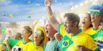 Vai torcer pelo Brasil? Confira dicas para cuidar da voz e da audição  Foto: Shutterstock / Saúde em Dia