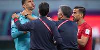 A partida da Inglaterra contra o Irã durou incríveis 117 minutos e 16 segundos, após a lesão do jogador iraniano Alireza Beiranvand  Foto: Getty Images / BBC News Brasil